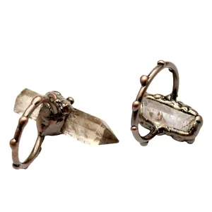 Anello retrò medievale con cristallo grezzo e finitura in rame antico stile vintage