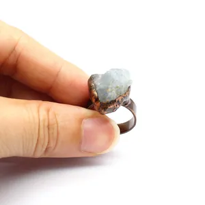 Dettaglio di un anello in rame retrò medievale con una punta di cristallo di fluorite verde