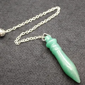 Colgante de péndulo de piedra verde pulida con elegante cadena de eslabones plateada