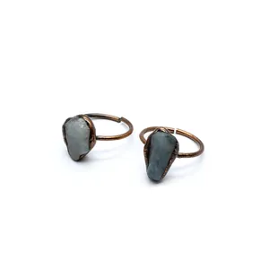Dettaglio di due anelli vintage in bronzo con cristalli grezzi di fluorite verde.