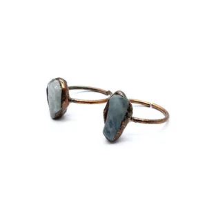 Dettaglio di due anelli in rame in stile medievale con pietre di fluorite blu