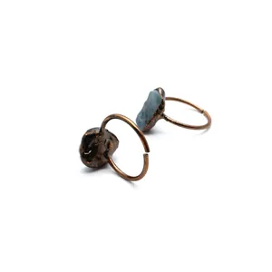 Primo piano di anelli in bronzo vintage con pietre naturali di fluorite grezza