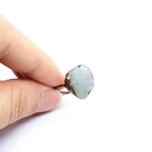Macro di un anello vintage in fluorite verde grezza con finitura in rame antico