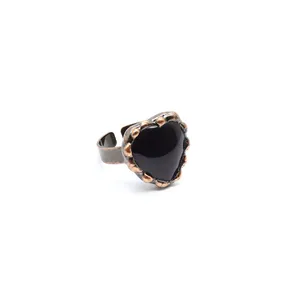 Dettaglio di un anello a cuore vintage in bronzo con inserto in agata e fascia regolabile