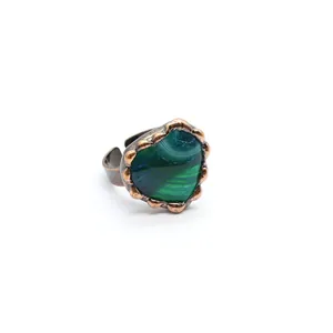 Vista dettagliata dell'anello vintage regolabile con malachite verde a forma di cuore