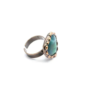 Vista laterale di un anello regolabile in bronzo vintage con agata verde a forma di cuore