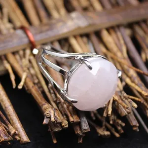 Eleganter Vintage Ring im mittelalterlichen Stil mit einem großen facettierten rosa Kristall.