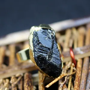 Anello vintage placcato oro con una grande pietra nera grezza naturale come centrotavola
