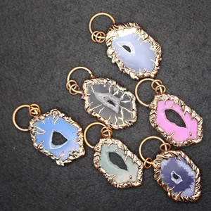 Set di ciondoli vintage in fette di agata con bordi in metallo bronzato colorati