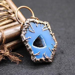 Pendaglio vintage in agata blu con cornice metallica in rame irregolare