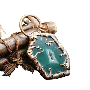 Pendente vintage in fetta di agata verde con cornice in metallo stile ramo.