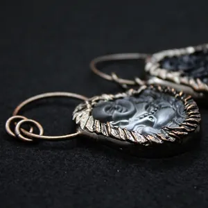 Colgante de Buda risueño de obsidiana negra de estilo étnico con marco de bronce