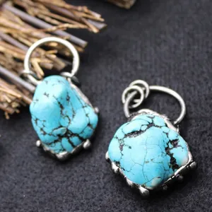 Pendentifs en turquoise naturelle irrégulière avec cadres plaqués argent vintage