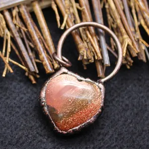 Pendentif coeur vintage en pierre goldstone avec cadre en cuivre et large bélière