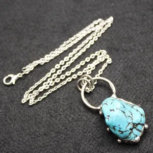 Collier pour hommes style ins avec pendentif en pierre de turquoise bleue irrégulière