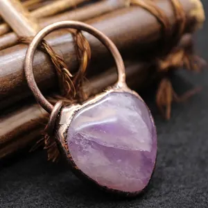 Collier avec pendentif en cristal violet en forme de cœur avec cadre en cuivre rétro
