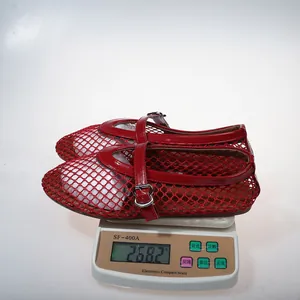 Vue détaillée de chaussures Mary Jane en maille rouge pesant 268,2 g sur balance