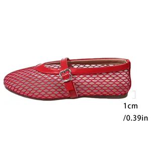 Vista detallada del tacón bajo de 1 cm en un zapato plano Mary Jane de malla roja