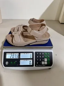 Detailansicht der leichten 207,3 g Messung der beige Keilsandale für Damen