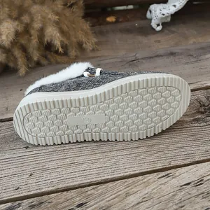 Detailansicht der rutschfesten Sohle des grauen, pelzgefütterten Winter-Loafers