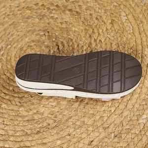 Detailansicht der braunen rutschfesten Gummisohle einer Damen-Keilsandalette für den Strand