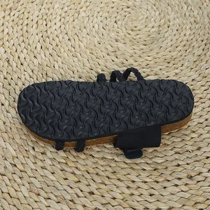 Detailaufnahme der rutschfesten Gummisohle und des Kork-Fußbetts von Vintage-Sandalen