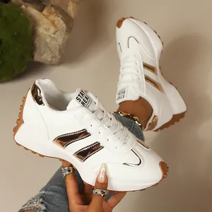 Nahaufnahme weißer Chunky-Sneaker mit roségoldenen Akzenten und Noppen-Gummisohle