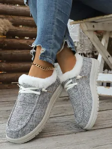 Detailansicht der grauen Winter-Loafer für Damen mit gemütlichem weißem Kunstfellfutter