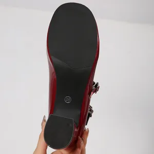 Détail de la semelle antidérapante d'une chaussure Mary Jane rouge vernie, taille 36
