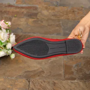 Vue détaillée de la semelle de ballerines rouges en maille avec motif antidérapant