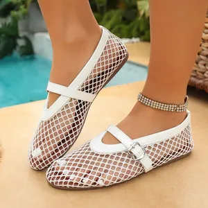 Détail rapproché des ballerines Mary Jane en maille blanche respirante pour femmes