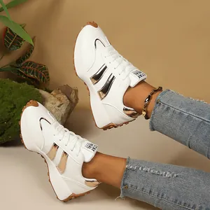 Seitenansicht weißer Plateauturnschuhe mit Metallic-Streifen und trendigem Schnürdesign.