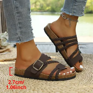 Detailansicht brauner geflochtener Sandalen mit dem bequemen 2,7 cm Plateauabsatz.