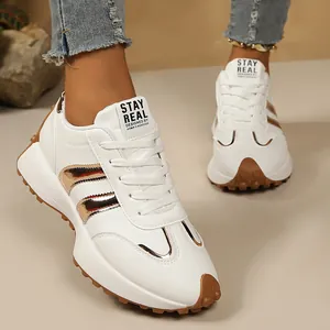 Bequeme weiße Damen-Chunky-Sneaker mit metallisch goldenen Streifen und weichen Sohlen