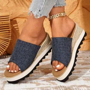Gros plan de sandales espadrilles à plateforme en denim bleu avec semelle en corde