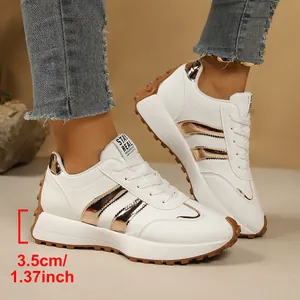 Detailansicht weißer Chunky-Sneaker mit 3,5 cm Plateau und Roségold-Akzenten