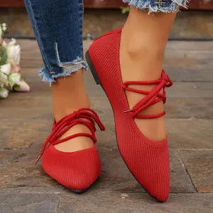 Gros plan sur des ballerines rouges en tricot à bouts pointus avec lacets élégants