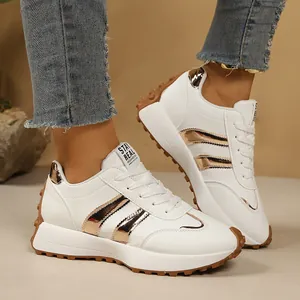 Detailansicht der weißen Plateau-Sneaker mit modischen metallischen Streifen in Roségold