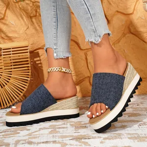 Vue détaillée de sandales compensées en denim bleu avec semelle en corde tressée