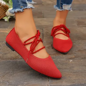 Gros plan sur des ballerines en maille rouge à bout pointu avec brides croisées