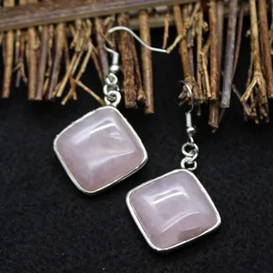Élégantes boucles d'oreilles en quartz rose en forme de losange pour un look minimaliste