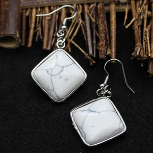 Boucles d'oreilles minimalistes en turquoise blanche avec une texture marbrée naturelle