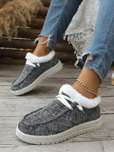 Detailansicht grauer Winter-Loafer für Damen mit warmem weißem Kunstfellfutter und dicker Sohle.