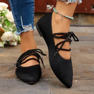 Vue détaillée de ballerines noires à lacets et bout pointu en maille tressée élégante