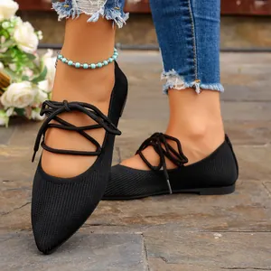Gros plan détaillé des ballerines noires à lacets et bout pointu en maille tissée.