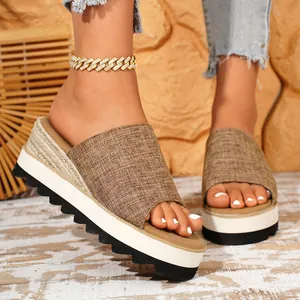 Détail de sandales compensées en toile avec bordure en corde de jute et semelle crantée