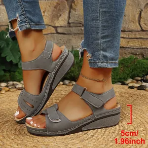 Detailansicht der 5-cm-Plateau-Keilsandalen mit grauem Finish und verstellbarem Klettverschluss