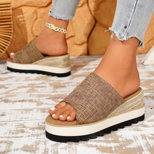 Gros plan de mules compensées en toile avec détails en corde d'espadrille