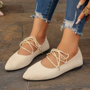 Gros plan de ballerines pointues en maille beige à lacets avec un design élégant et féminin