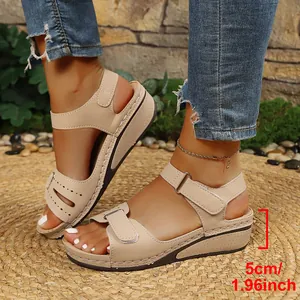 Detailansicht der beigen Plateau-Keilsandalen für Damen mit 5 cm Absatzhöhenmessung